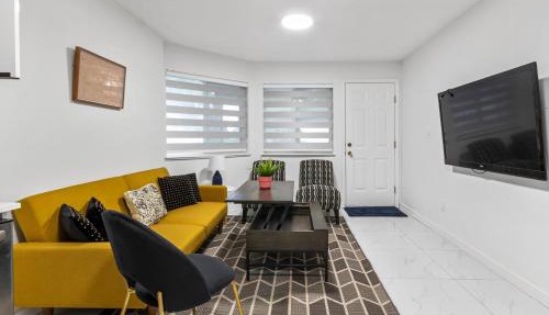 Pristine 3 Beds 2 Washroom Guest Suite