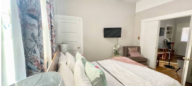 Private 1bedroom 1 bath bungalow close to most desirable location in LA