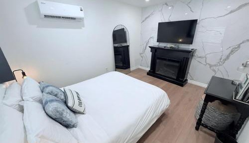 Private 1BR 1BA Suite, Kitchen, Fireplace, Parking