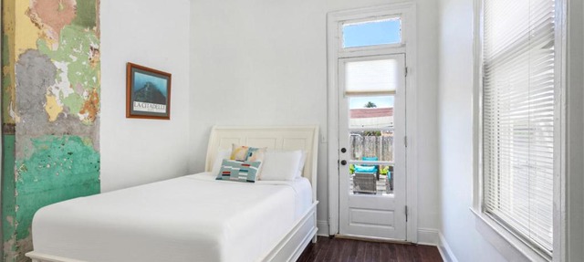 Private 2BR Condo in Uptown by Hosteeva