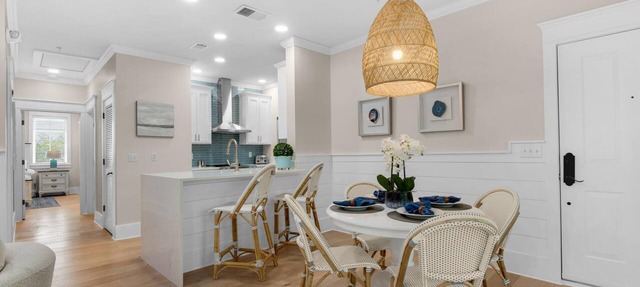 PRIVATE BEACH/POOL ACCESS-Pristine-Newly Renovated-Outdoor Balcony