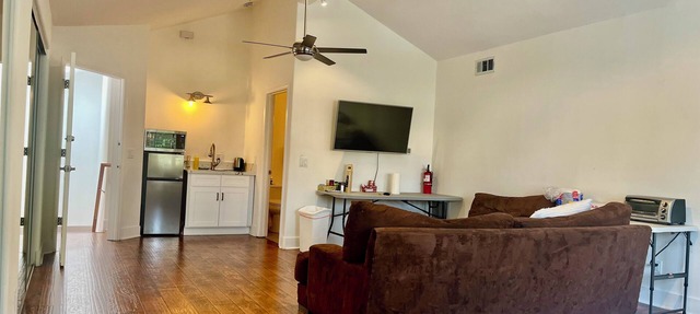 Private guest-suite with separate entrance