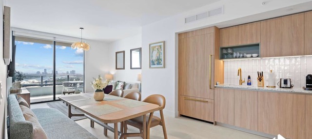 Private Ocean View Balcony, Pool & Gym walk to Bayside