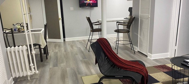 Private one-bedroom apartment with separate entrance + free parking