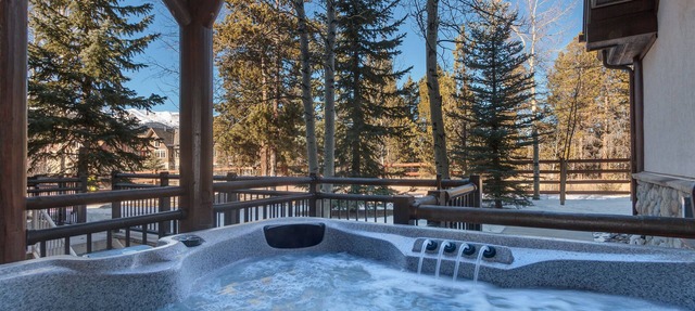 Private Salt Water Hot Tub - 5 Star Reviews - 5 Minute walk to Lifts & Town!