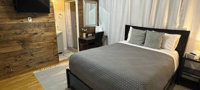 Private Suite w/Bath & Free Parking