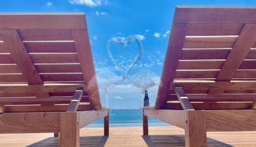 Private Suite, Walk to the Beach, Oceanview Rooftop Pool, WiFi StarLink