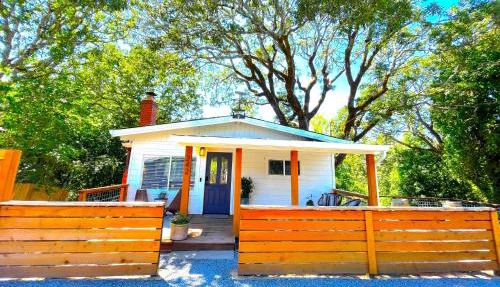 Private Wine Country-River Bungalow! Sunny Treetop Views - Pets Stay Free
