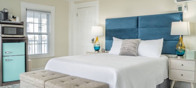 Queen room with private oceanfront balcony - incredible views!