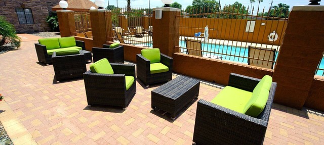 Queen Studio Just a Few Miles from Area Beaches | Free Breakfast!