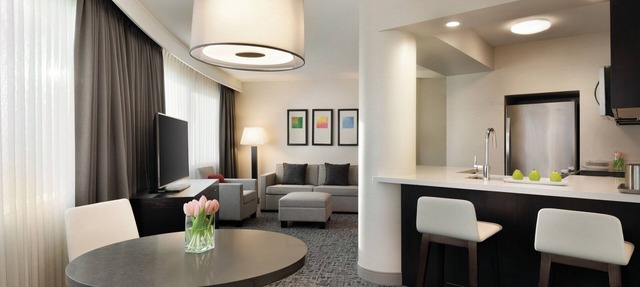 Radisson Hotel Vancouver Airport - Apartment Suites 1King Bedroom - Full Kitchen