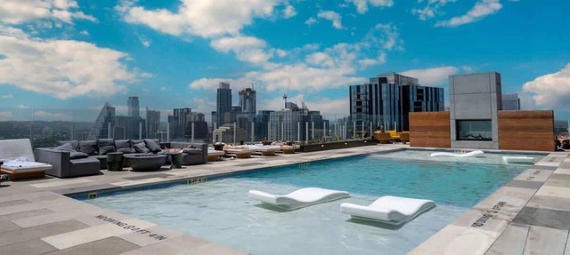 Rainey St Luxury Condo | Rooftop Pool & Gym