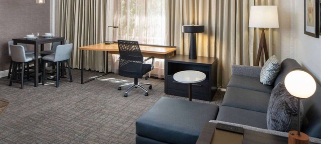 Rare Find! Stylish and Pet-friendly 2BR Suite, Private Kitchen, Free Breakfast!
