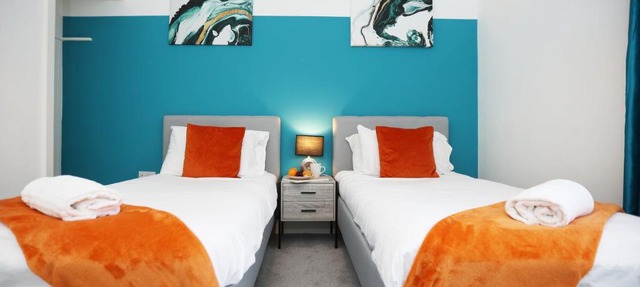 Redcliffe Place By N And N Stays Ltd - Lovelly Home close to Designer Outlet, Perfect for Contractors & Workers with convenient on street parking