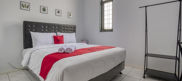 RedDoorz Plus near Jakarta Kota Station