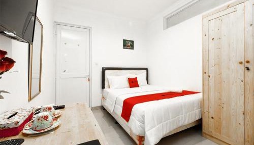 RedDoorz Syariah Plus near Pancoran 2