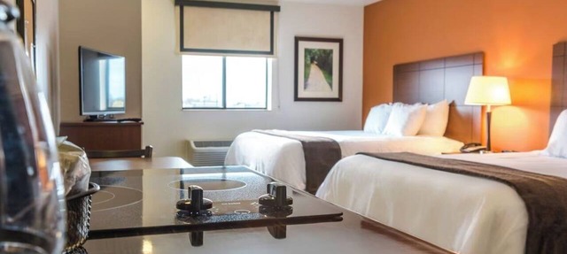 Relax and Cook in a Spacious Suite with Kitchen Near Austin Park and Route 66