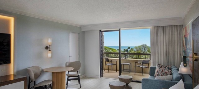 Relax and Recharge! Beachfront King Stay, Pet Friendly w/Spa and Pool Access!