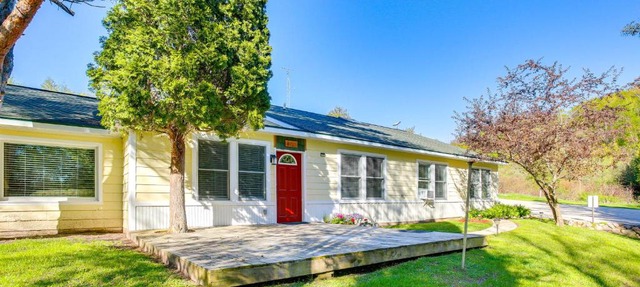 Relax Fireside! Frankfort Apt Near Dtwn & Beaches