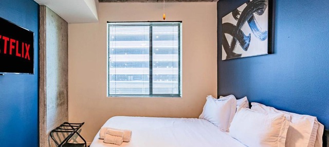 Relaxing 2BD - Central Downtown - Gym, Pool, Parking