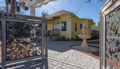 Relaxing 3BR Home with Vineyard View Rooftop Deck and Game Room