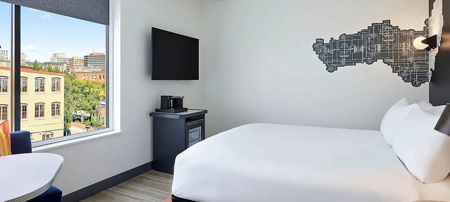 Relaxing Couple Pet-Friendly Stay | Seafood & Portland Attractions