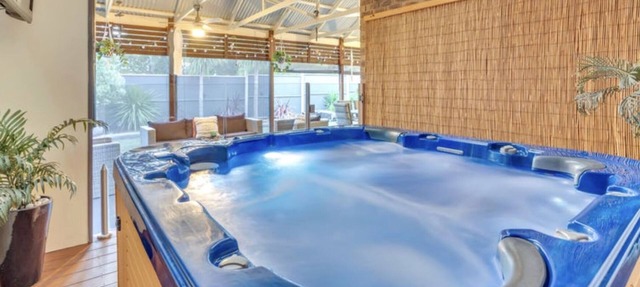 Relaxing Family & Business Getaway in Craigieburn with Heated Spa