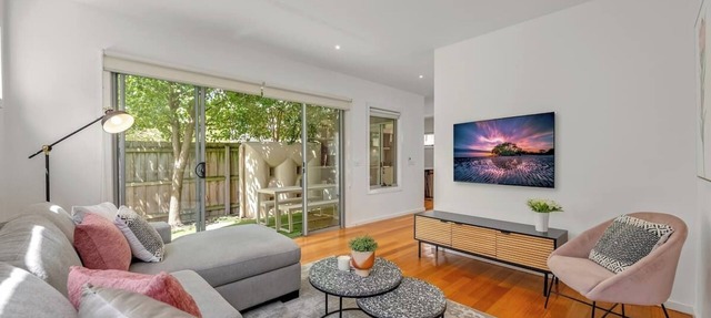 Relaxing Getaway Oasis with Patio in Charming Kew