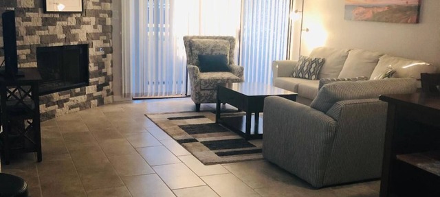 Remodeled Condo! Ground level access! Hospitals, shopping and Strip close by!