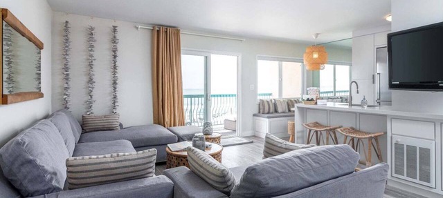 Remodeled Oceanfront Condo | Top Floor Views, King Bed & Beach Access