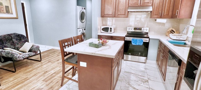 Renovated Rooms 10-min to Finch Subway Near Yonge St