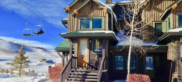 Renovated, Ski-in/out, 2Bed/2Bath Condo; 25 Steps to Slope, KickingHorse Lodges