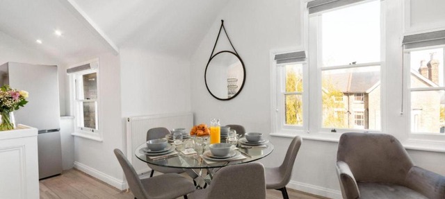 Richmond - 2 Bedroom Duplex Flat - With Parking