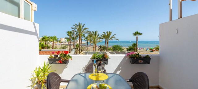 "Right on the Beach" Apartment with Sea Views, Wi-Fi, Terrace and Garden