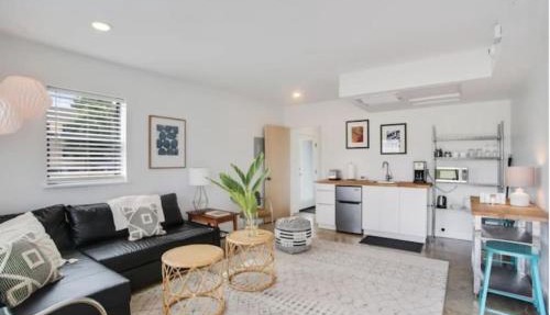 River Breeze Quiet & Modern Black Pearl Apartment