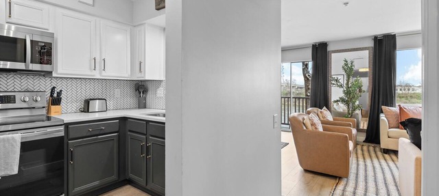 Riverfront Condo | Walk Downtown | Pool + Parking