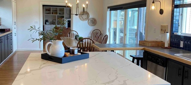 Riviera Lodge - Large Renovated Waterfront Property