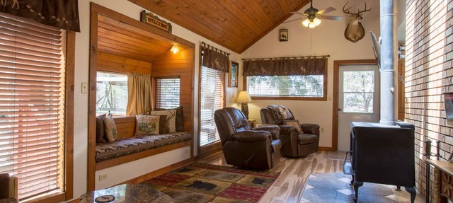 Romantic Forest Hideaway, Hot Tub, WiFi, near Attractions & Breweries!