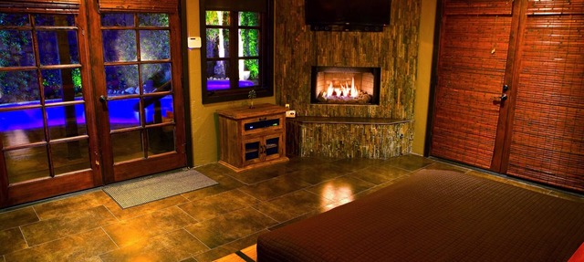 ROMANTIC GETAWAY FOR 2! NOTHING ELSE LIKE THIS IN THE ENTIRE VALLEY!