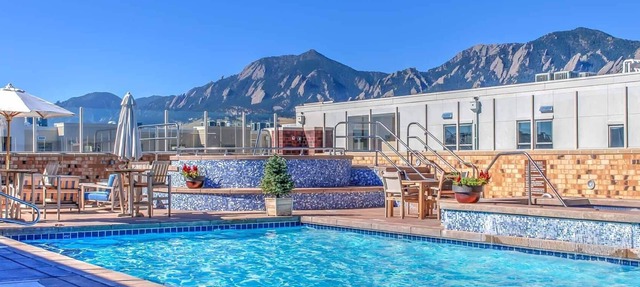 Rooftop Pool, Mountain Views! Exec Rental @ The Peloton West