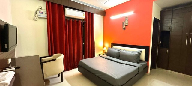 Room with attach washroom near golf course road