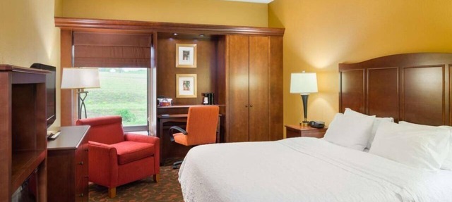 Room with Whirlpool & Free Breakfast – Just Minutes from Carlisle Army Barracks