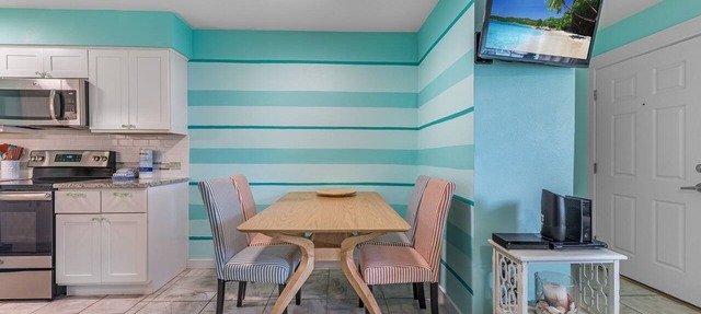 Roomy 1 BDRM Large Pool w/a Private Courtyard and a 5 Min Walk to the Beach