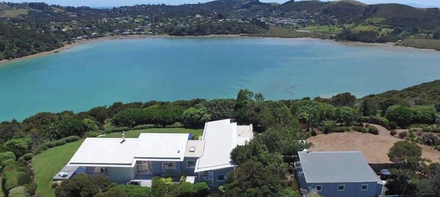 Royal Blue - Elevated Putiki Bay Views