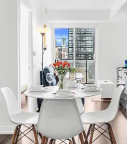 Royal BnB 1 Bed 1 Den Pristine Downtown Toronto Retreat