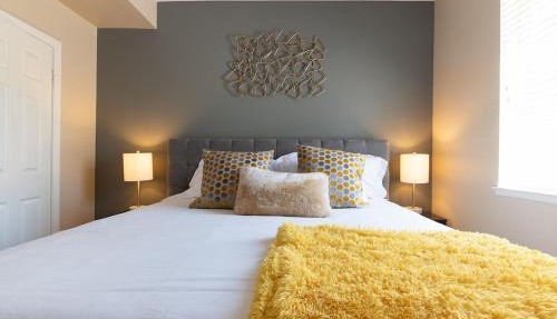 Saints 2BDRM King Suite Deluxe Living Cali