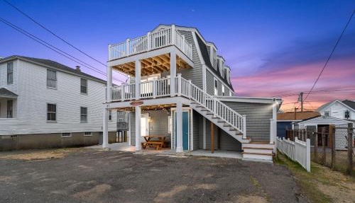 Salisbury Surf & Sol Pet-Friendly Backyard Games