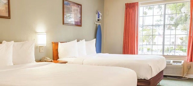 San Clemente Pier & Restaurants Steps from 2 Queen Beds Room | Free Parking