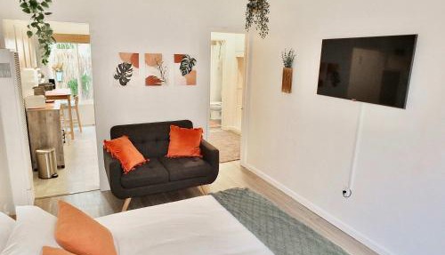 Sand Sun & Second - Charming Studio within Walking Distance to Beach