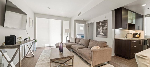 Santa Monica Coastal Retreat with Free Parking Minutes Walk to the Beach